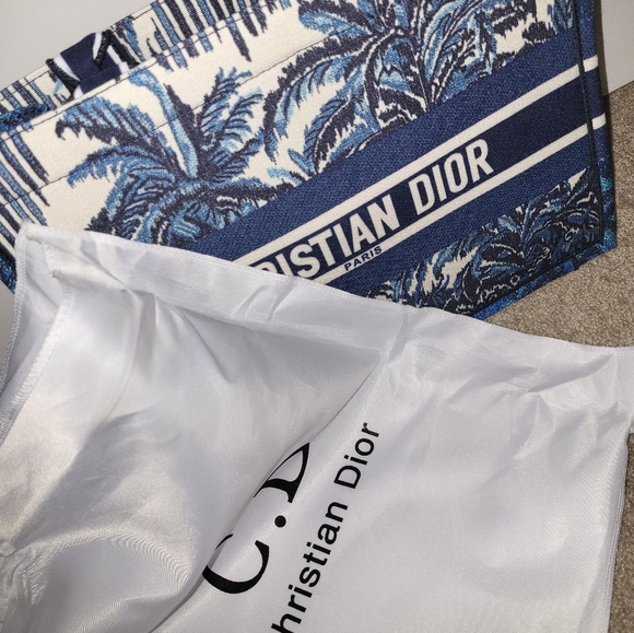 Handbag - Picture 2 of 6